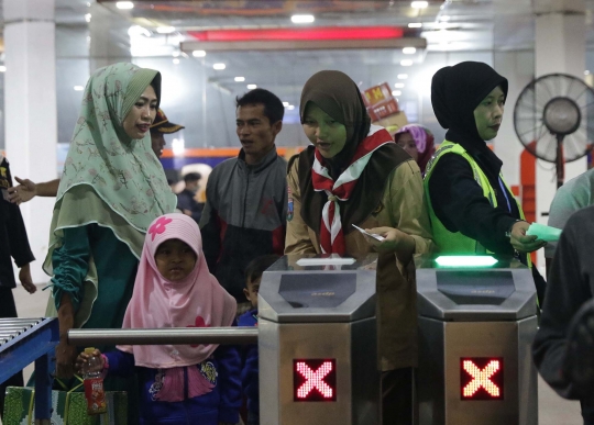 Aksi Pramuka Bantu Pemudik di Pelabuhan Merak