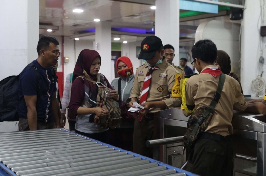 Aksi Pramuka Bantu Pemudik di Pelabuhan Merak