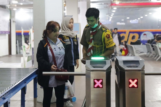 Aksi Pramuka Bantu Pemudik di Pelabuhan Merak