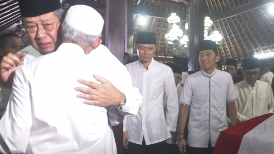 Tangis SBY, AHY, dan Ibas Warnai Persemayaman Ani Yudhoyono