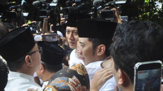 Tangis SBY, AHY, dan Ibas Warnai Persemayaman Ani Yudhoyono