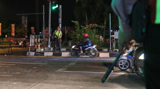 Polisi Bersenjata Jaga Pos Pelayanan Operasi Ketupat Lodaya 2019