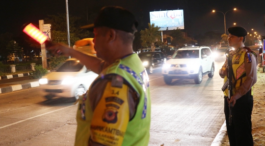 Polisi Bersenjata Jaga Pos Pelayanan Operasi Ketupat Lodaya 2019