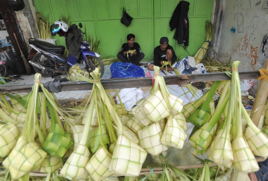 Penjual Kulit Ketupat Musiman Serbu Ciputat