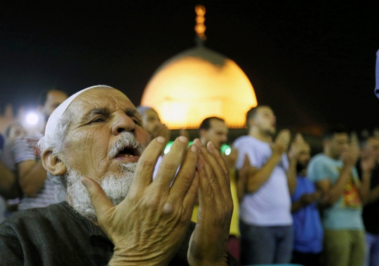 Kekhusyukan Muslim Mesir Berlomba Raih Kemuliaan Lailatul Qadar