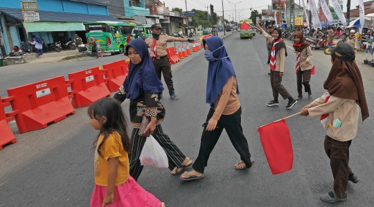 Pramuka Ikut Atur Lalu Lintas di Jalur Mudik