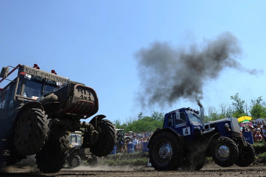 Uniknya Balapan Traktor di Rusia