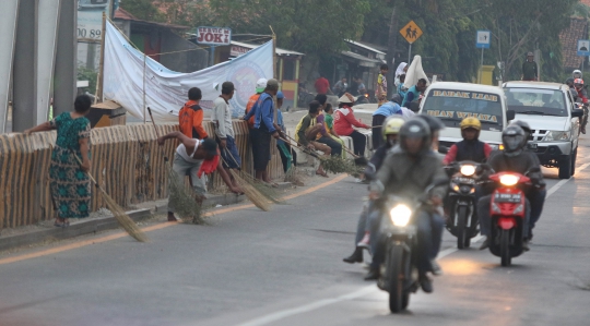 Potret Penyapu Koin di Jalur Pantura