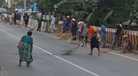Potret Penyapu Koin di Jalur Pantura