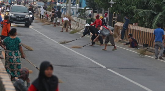 Potret Penyapu Koin di Jalur Pantura