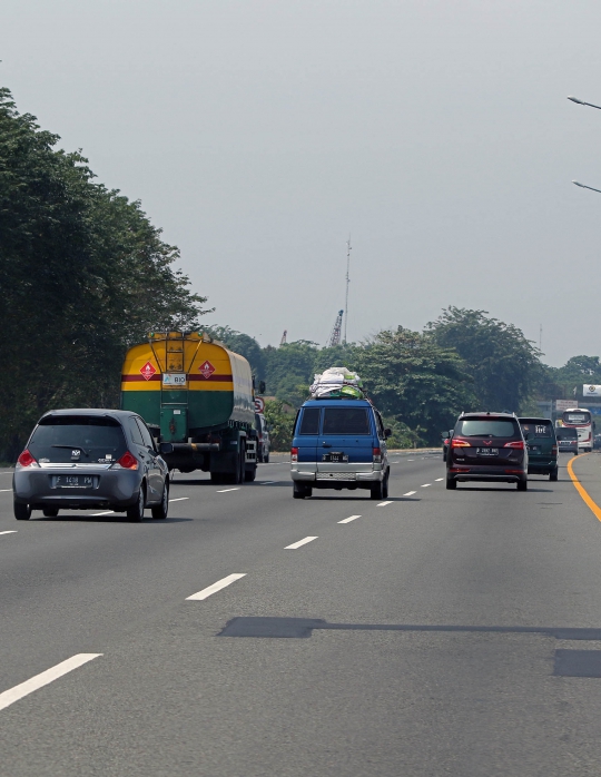 H-1 Lebaran, Tol Jakarta-Cikampek Ramai Lancar