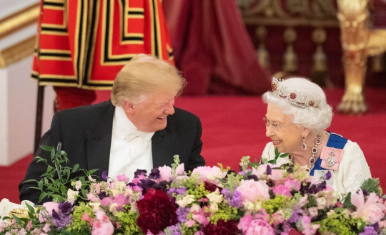 Keakraban Ratu Elizabeth II & Trump Makan Malam di Istana Buckingham