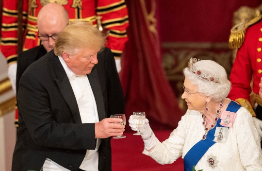 Keakraban Ratu Elizabeth II & Trump Makan Malam di Istana Buckingham