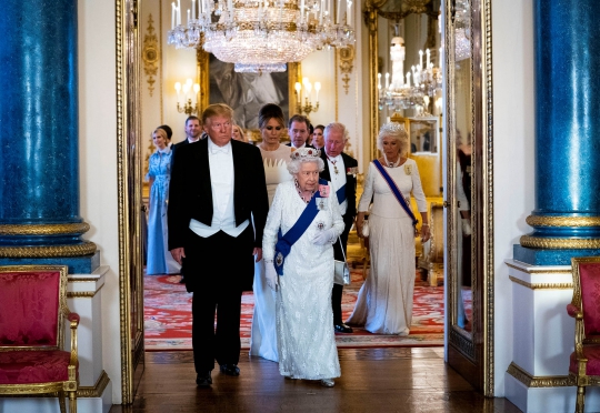 Keakraban Ratu Elizabeth II & Trump Makan Malam di Istana Buckingham