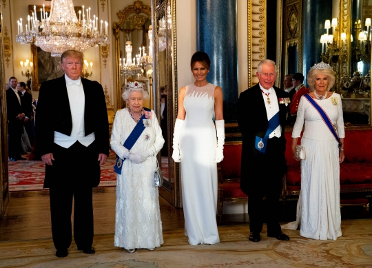 Keakraban Ratu Elizabeth II & Trump Makan Malam di Istana Buckingham