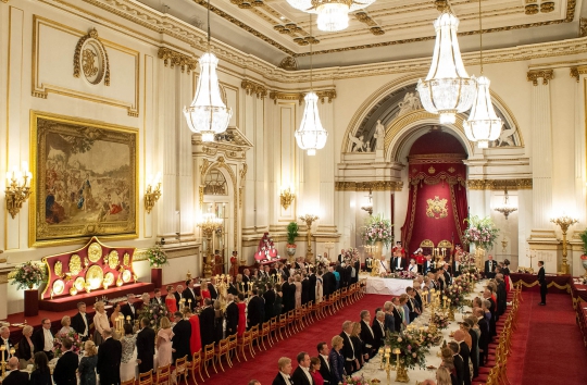 Keakraban Ratu Elizabeth II & Trump Makan Malam di Istana Buckingham