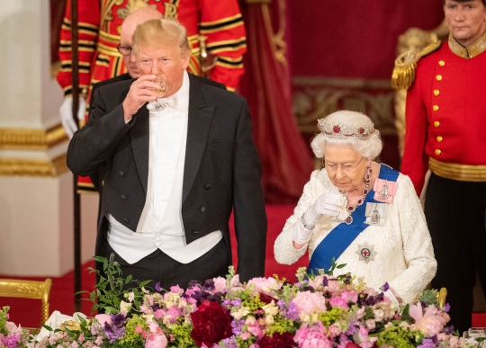 Keakraban Ratu Elizabeth II & Trump Makan Malam di Istana Buckingham