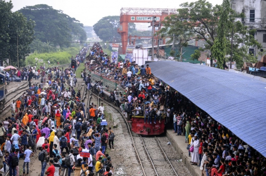 Kala Pemudik Sesaki Kereta di Bangladesh