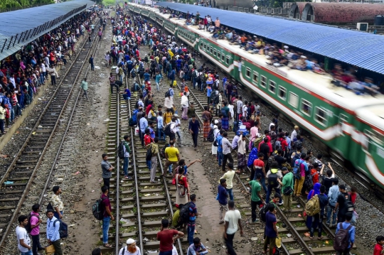 Kala Pemudik Sesaki Kereta di Bangladesh