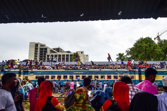 Kala Pemudik Sesaki Kereta di Bangladesh