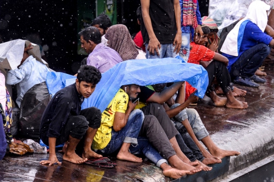 Kala Pemudik Sesaki Kereta di Bangladesh