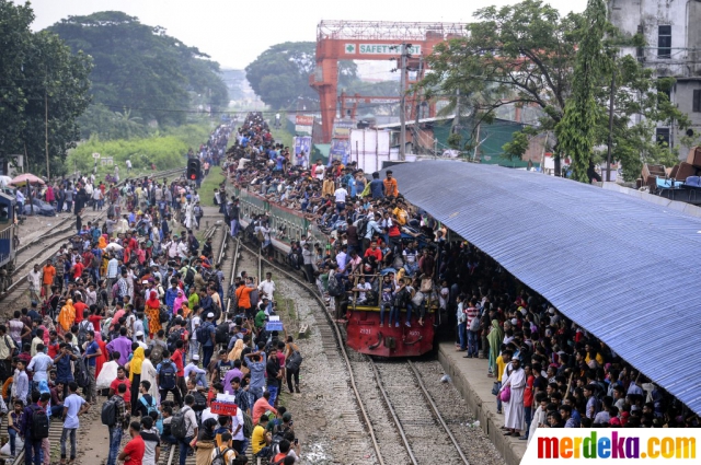 Foto : Kala Pemudik Sesaki Kereta Di Bangladesh | Merdeka.com