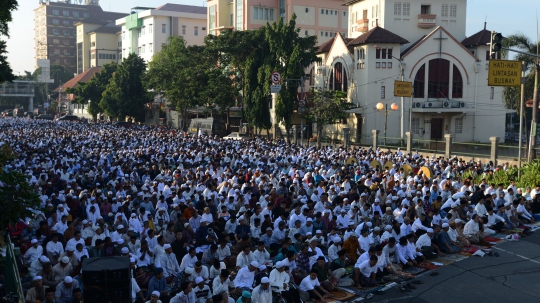 Ribuan Warga Salat Idul Fitri di Depan Gereja Jatinegara