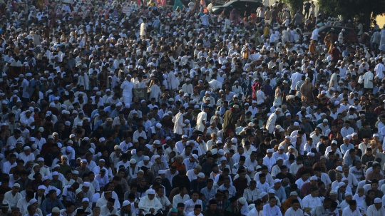 Ribuan Warga Salat Idul Fitri di Depan Gereja Jatinegara