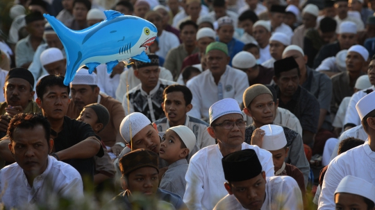 Ribuan Warga Salat Idul Fitri di Depan Gereja Jatinegara