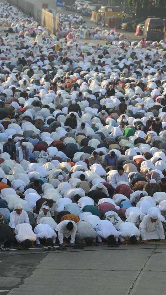 Ribuan Warga Salat Idul Fitri di Depan Gereja Jatinegara