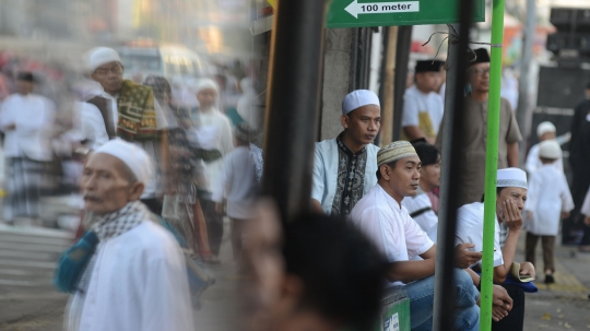 Ribuan Warga Salat Idul Fitri di Depan Gereja Jatinegara