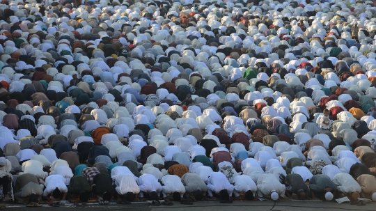 Ribuan Warga Salat Idul Fitri di Depan Gereja Jatinegara