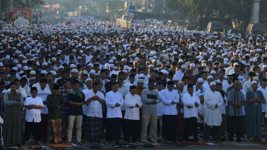 Ribuan Warga Salat Idul Fitri di Depan Gereja Jatinegara