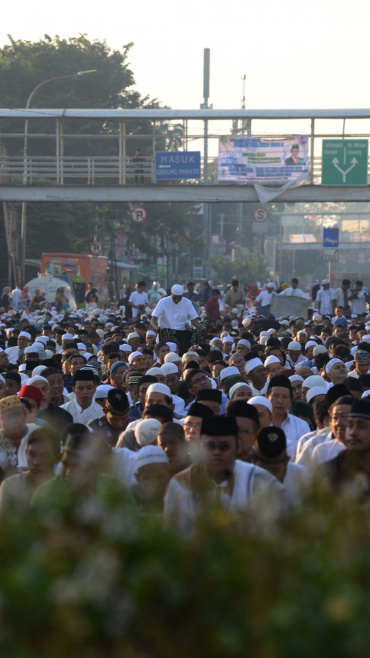 Ribuan Warga Salat Idul Fitri di Depan Gereja Jatinegara