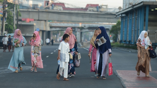 Ribuan Warga Salat Idul Fitri di Depan Gereja Jatinegara