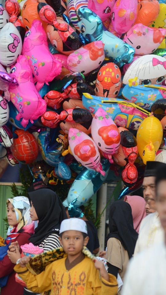 Ribuan Warga Salat Idul Fitri di Depan Gereja Jatinegara