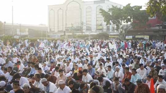 Laksanakan Salat Id, Warga Padati Persimpangan Pasar Senen