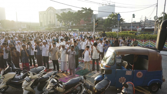 Laksanakan Salat Id, Warga Padati Persimpangan Pasar Senen