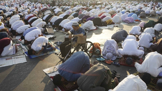 Laksanakan Salat Id, Warga Padati Persimpangan Pasar Senen