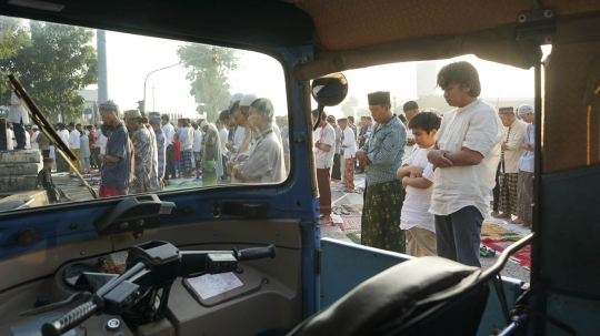 Laksanakan Salat Id, Warga Padati Persimpangan Pasar Senen