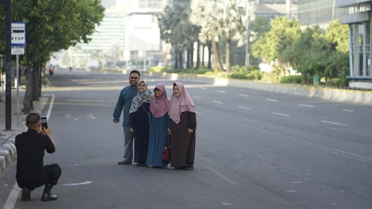 Jalanan Sepi Ibu Kota Jadi Ajang Foto