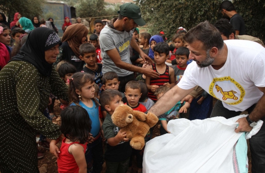 Keceriaan Anak-Anak Suriah Dapat Hadiah Mainan Saat Idul Fitri