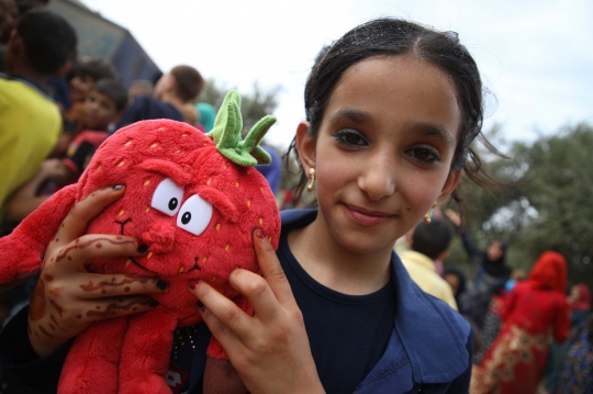 Keceriaan Anak-Anak Suriah Dapat Hadiah Mainan Saat Idul Fitri