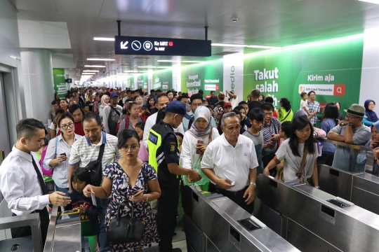 Antusiasme Warga Manfaatkan Libur Lebaran dengan Naik MRT