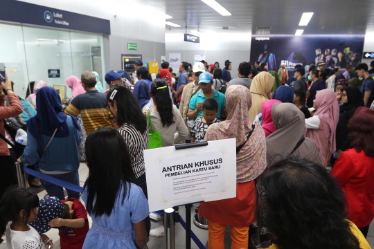 Antusiasme Warga Manfaatkan Libur Lebaran dengan Naik MRT