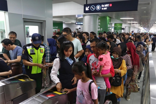 Antusiasme Warga Manfaatkan Libur Lebaran dengan Naik MRT