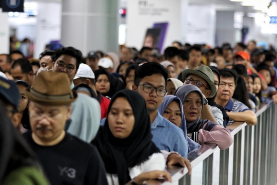 Antusiasme Warga Manfaatkan Libur Lebaran dengan Naik MRT