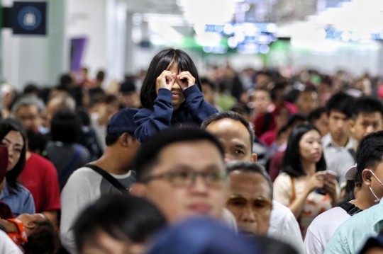 Antusiasme Warga Manfaatkan Libur Lebaran dengan Naik MRT