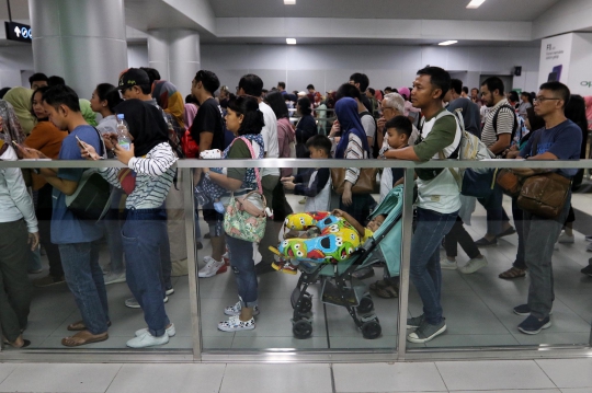 Antusiasme Warga Manfaatkan Libur Lebaran dengan Naik MRT