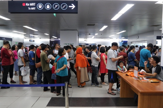 Antusiasme Warga Manfaatkan Libur Lebaran dengan Naik MRT